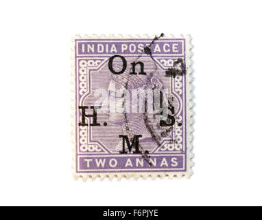 Queen Victoria India Postage Stamp. Sur la marque postale de service de sa majesté. Collection de timbres de l'empire britannique Banque D'Images