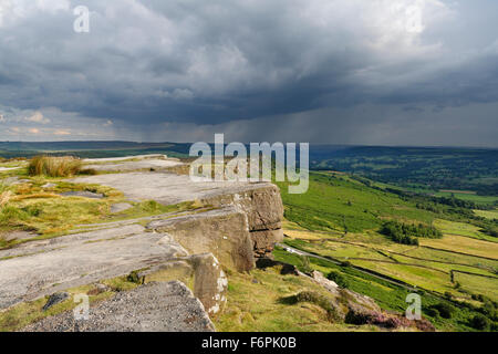 Curbar et Baslow Edge Peak District National Park, Derbyshire Angleterre, Royaume-Uni, Derwent Valley paysage nuages de pluie temps de pluie campagne anglaise Banque D'Images