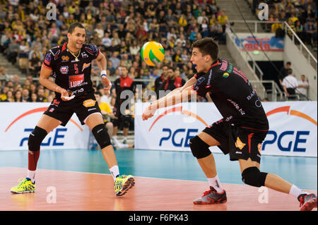 Lodz, Pologne. 18 novembre, 2015. Klemen Cebulj (R) de Cucine Lube Civitanova reçoit le ballon au cours de match contre la PGE Skra Belchatow en 2016. La Ligue des Champions de DenizBank CEV Cucine Lube bat Skra Belchatow 3-1. Credit : Marcin Rozpedowski/Alamy Live News Banque D'Images