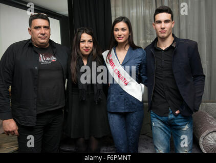 Zagreb, Croatie. 18 Nov, 2015. Miss France 2015 Maja Spahija (2e R) pose avec les membres de sa famille au cours d'une conférence de presse à Zagreb, capitale de la Croatie, le 18 novembre 2015. Maja Spahija représentera la Croatie pour participer à l'élection de Miss Monde 2015 en décembre concours de beauté à Sanya, une ville côtière dans le sud de la Chine, la province de Hainan. © Lisanin Miso/Xinhua/Alamy Live News Banque D'Images