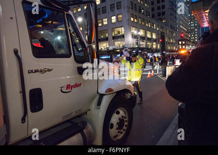 New York, États-Unis. 18 Nov, 2015. Un agent de police (centre) dirige un camion à tirer en place pour l'inspection par les agents à l'extérieur de K-9 Grand Central Terminal. Après la publication d'une nouvelle vidéo à partir de sources d'État islamique suggérant une attaque terroriste imminente à New York, l'augmentation des mesures de sécurité ont été mises en place à la ville y compris les moyeux de banlieue Grand Central Terminal, où s'arrête le trafic aléatoire et patrouilles lourdement armées ont été mises en œuvre. Credit : Albin Lohr-Jones/Pacific Press/Alamy Live News Banque D'Images