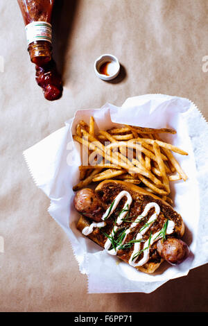 High angle view of chilli dog avec frites Banque D'Images