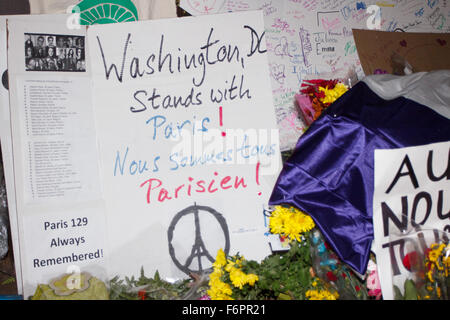 Washington DC, USA. 18 novembre, 2015. Des fleurs fraîches, des bouteilles de vin, des bougies, et d'autres hommages continuent d'être offerts à l'ambassade de France à Washington en l'honneur des victimes du 13 novembre 2015 Paris Les attentats terroristes. Plus de 120 personnes ont été tuées dans des attaques multiples et d'ISIS a revendiqué la responsabilité. Crédit : Michael Silver/Alamy Live News Banque D'Images