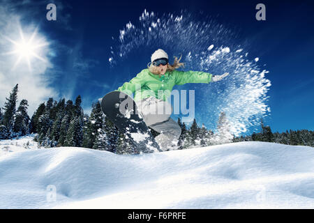 Vue d'une jeune fille le snowboard en hiver l'environnement Banque D'Images