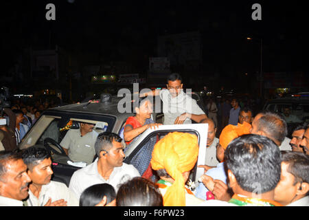 AHMEDABAD, Gujarat/INDE - 17 novembre 2015 : Road Show par CM Aurorablu Patel à Ahmedabad, Inde. Banque D'Images