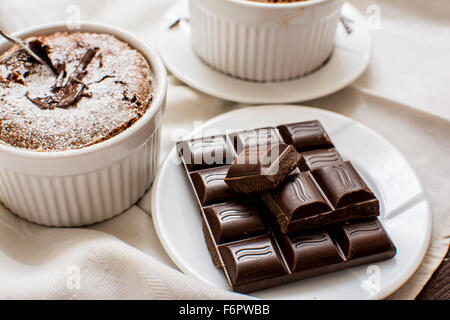 Soufflé au chocolat traditionnel français en plaque blanche Banque D'Images