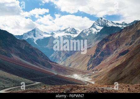 Paysage de l'Himalaya dans les Himalaya, le long de la route Manali-Leh. L'Himachal Pradesh, Inde Banque D'Images