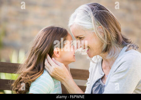 Grand-mère de race blanche et petite-fille de toucher le nez Banque D'Images