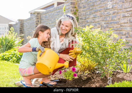 Grand-mère et petite-fille de race blanche dans les basses-cours de jardinage Banque D'Images