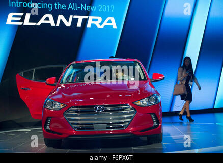 Los Angeles, USA. 18 Nov, 2015. La Hyundai Elantra 2017 est présenté à la Los Angeles Auto Show de Los Angeles, l'État, le 18 novembre 2015. Quelque 30 nouveaux véhicules feront leurs débuts au cours de cette année, le Salon de l'automobile de Los Angeles, qui sera ouverte au public le 20 novembre. Crédit : Yang Lei/Xinhua/Alamy Live News Banque D'Images