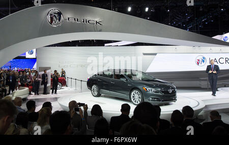 Los Angeles, USA. 18 Nov, 2015. La nouvelle Buick LaCrosse est présenté à la Los Angeles Auto Show de Los Angeles, l'État, le 18 novembre 2015. Quelque 30 nouveaux véhicules feront leurs débuts au cours de cette année, le Salon de l'automobile de Los Angeles, qui sera ouverte au public le 20 novembre. Crédit : Yang Lei/Xinhua/Alamy Live News Banque D'Images