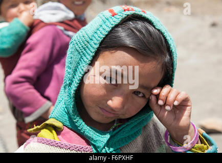 Fille du village de montagne de l'Himalaya. L'Himachal Pradesh, Inde Banque D'Images