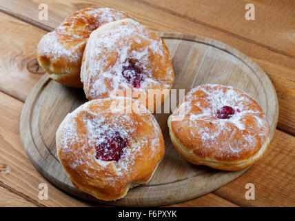 Pie et gâteaux aux fruits dans les assiettes sur un tableau rural Banque D'Images