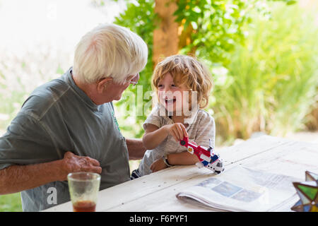 Caucasian grandfather and grandson Playing with toy helicopter Banque D'Images