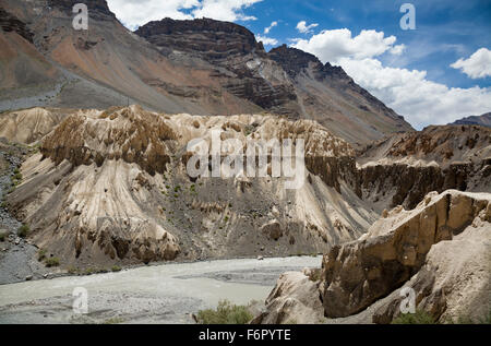 Des formations rocheuses érodées météo dans la vallée de Spiti, Himachal Pradesh, Inde du Nord Banque D'Images