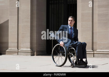 Paraplegic businessman sitting in wheelchair Banque D'Images