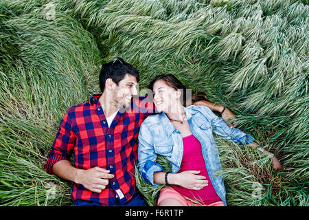 Couple laying in grass Banque D'Images