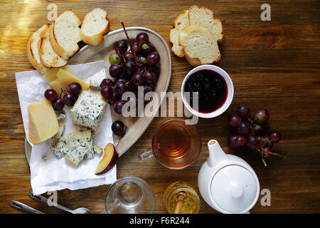 Plateau de fromage et de confiture sur la vue de dessus de table Banque D'Images