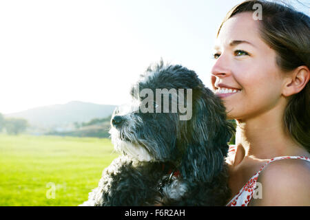 Caucasian woman holding dog outdoors Banque D'Images