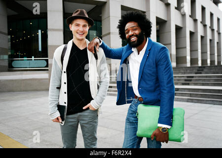 Businessmen smiling in courtyard Banque D'Images