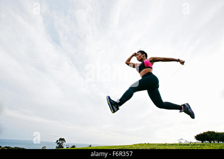 Black woman working out in field Banque D'Images