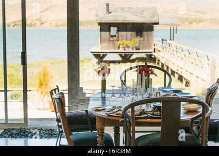 Table de salle à manger et dock house Banque D'Images