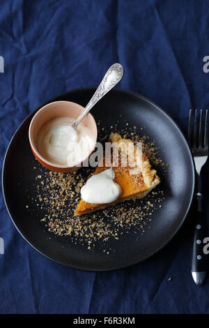 Tarte à la citrouille avec crème, de l'alimentation vue d'en haut Banque D'Images