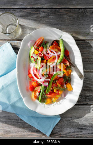 Salade de tomates avec tranche de l'avocat, la vue de dessus de l'alimentation Banque D'Images