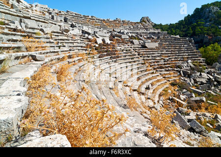 Ancien Temple et théâtre à termessos Antalya Turquie Asie ciel et ruines Banque D'Images