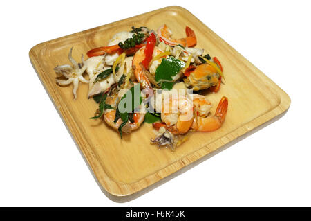 Sauté de fruits de mer épicés avec des herbes, la nourriture thaïe Banque D'Images