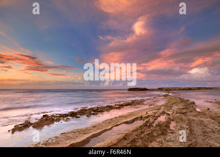 Une côte rocheuse au coucher du soleil. Photographié à Playa Canoa à Curaçao, aux Antilles néerlandaises. Banque D'Images