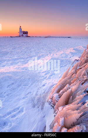 Le phare de l'île de Marken aux Pays-Bas. Photographié au lever du soleil sur un matin d'hiver. Banque D'Images