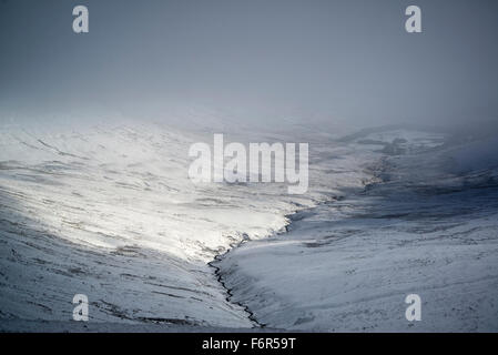 Dramatique nuages bas Moody paysage d'hiver en montagne avec neige au sol Banque D'Images