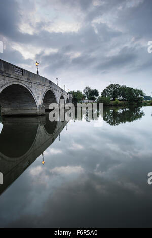 Matin Chertsey paysage Pont sur la Tamise à Londres Banque D'Images