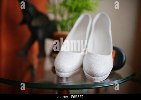 Chaussures à brides blanc table en verre Banque D'Images