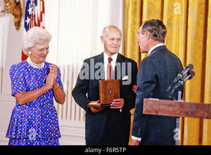 George F. Kennan, diplomate, politologue et historien, centre, est décerné la Médaille présidentielle de la liberté, la plus haute distinction civile des États-Unis, par le président américain George H. W. Bush, la droite, et la première Dame Barbara Bush, à gauche, dans une cérémonie à l'Est Prix de la Maison Blanche à Washington, DC, le 6 juillet 1989. Kennan était connu comme avocat d'une politique d'endiguement de l'URSS et donné des conférences et écrit sur l'histoire des relations entre l'Union soviétique et les États-Unis. Credit : Ron Sachs/CNP - AUCUN FIL SERVICE - Banque D'Images