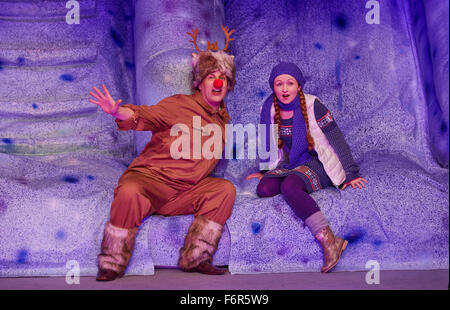 Hambourg, Allemagne. 18 Nov, 2015. Bjaelloe acteurs Petter le renne et Alexandra Kurzeja comme Gerda sur scène lors d'une répétition de la presse "La reine des neiges' dans l'Komoedie Winterhuder Faehrhaus Theatre à Hambourg, Allemagne, 18 novembre 2015. La première de The Andersen conte de fée est 22 novembre 2015. Photo : GEORG WENDT/dpa/Alamy Live News Banque D'Images