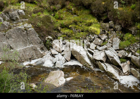 Sur les rochers, tumbling brûler affluent sur son parcours en Glen Roy et dans la rivière Roy Banque D'Images