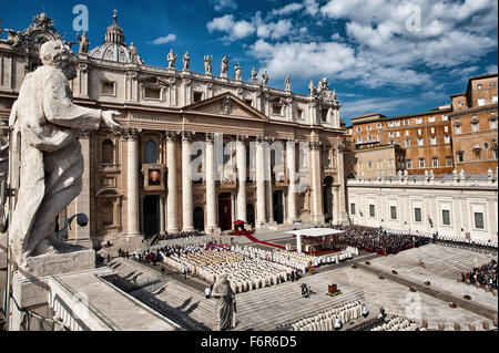 Le pape François ouvre la Messe pour la canonisation de quatre saints dans la place Saint Pierre à Rome en vedette : Atmosphère Où : Rome, Italie Quand : 18 Oct 2015 Banque D'Images