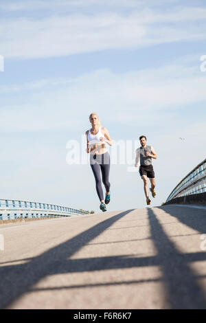 Jeune couple jogging sur le bord de l'eau Banque D'Images