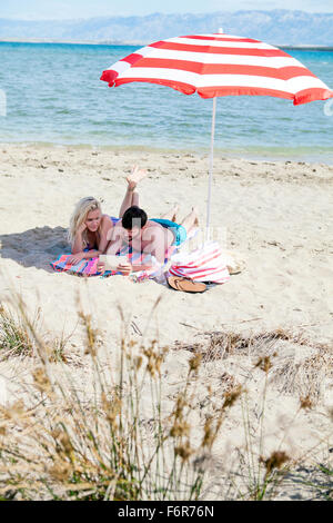 Jeune couple on beach Banque D'Images