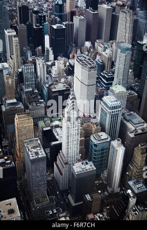 Vue de dessus de l'Empire State Building prise d'un vol en hélicoptère au-dessus de Manhattan, New York. Banque D'Images