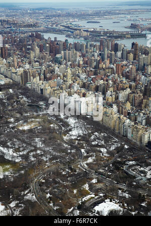 Vue aérienne de l'Upper East Side de New York City en hiver à partir d'un hélicoptère au-dessus de Central Park. Banque D'Images