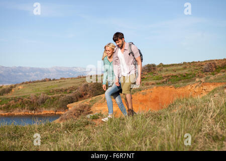 Jeune couple de la randonnée le long du sentier côtier Banque D'Images