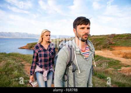 Jeune couple de la randonnée le long du sentier côtier Banque D'Images