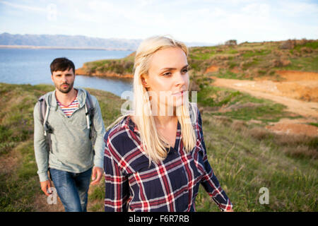 Jeune couple de la randonnée le long du sentier côtier Banque D'Images