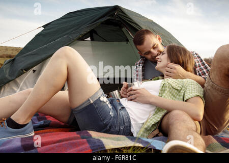 Heureux couple de camping ayant une tasse de café Banque D'Images