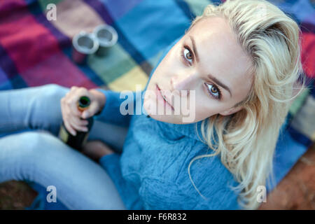 High angle view of young woman drinking beer Banque D'Images