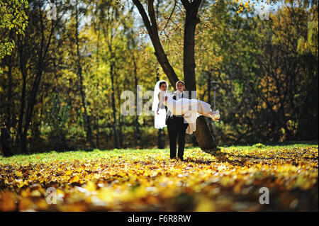 Les jeunes époux glorieux au soleil d'automne Banque D'Images