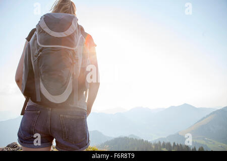 Femme sur sommet de montagne à la recherche de paysage de montagne Banque D'Images